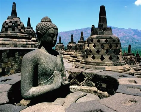 De Borobudur Tempel: Een Reis Door De Tijd En Mystieke Hindoe-Boeddhistische Architectuur!