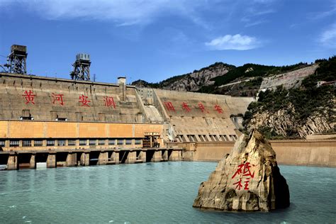 Het Sanmenxia Dammet: Een Monumentale Wonder van Moderne Ingenieurskunst en Natuurlijke Schoonheid!