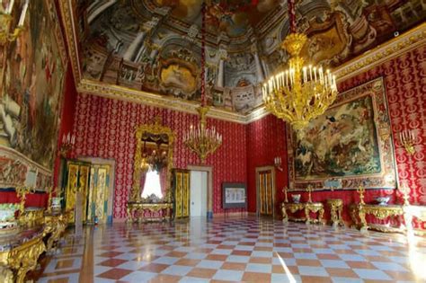 Palazzo Reale: Een Schatkamer van Kunst en Geschiedenis in Napels!